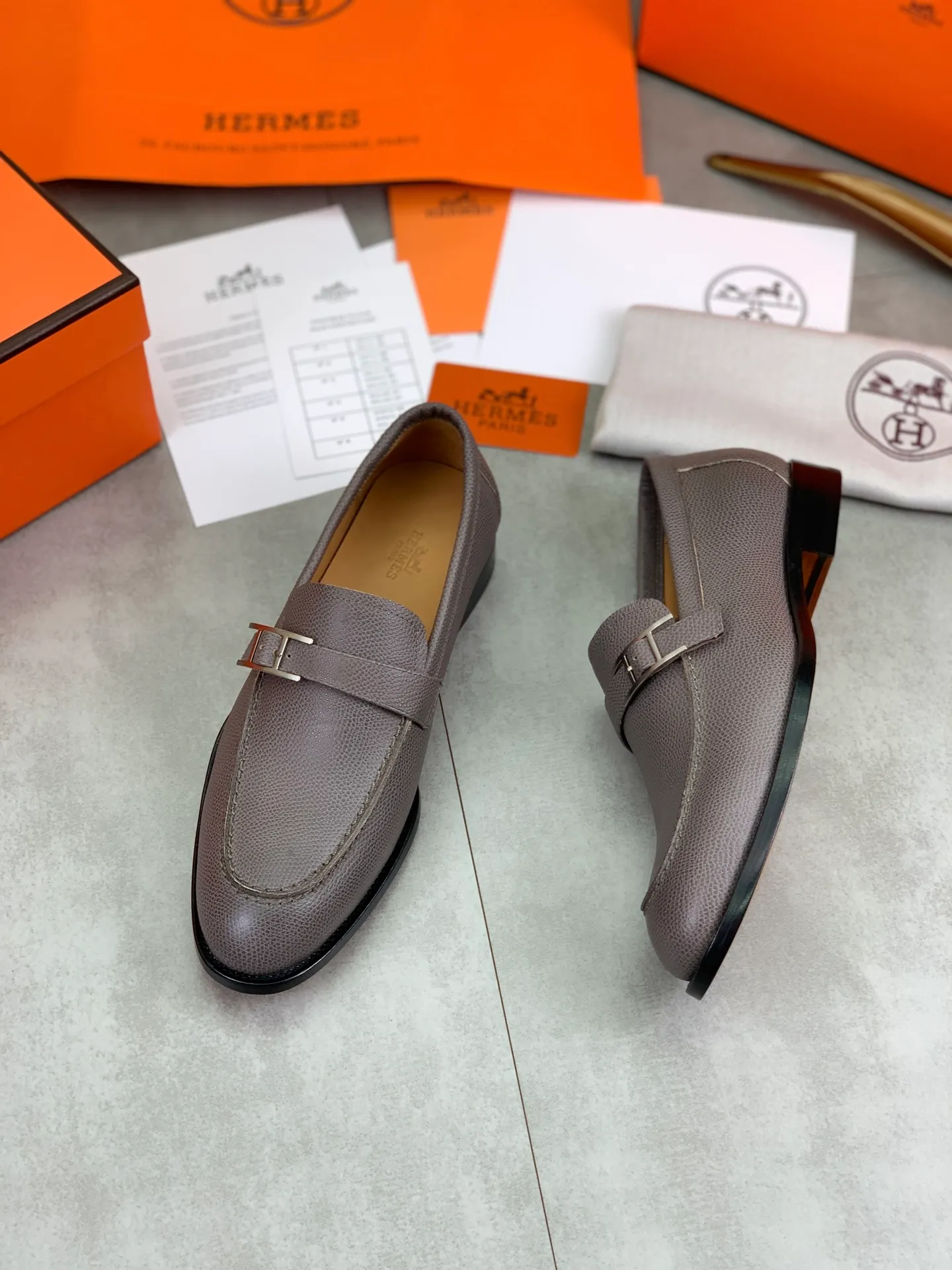 Factory price P980 💰💎💎💎 Original genuine leather outsole Brand: Hermès Grade: Same as the official website Original quality materials: Original soft calfskin Water-dyed cowhide lining Original Italian genuine leather outsole Style categories: Men's fashion Formal casual leather shoes Slip-on men's shoes series Young fashion European and American trends British style Code number: 39-45 (38.46 can be customized)